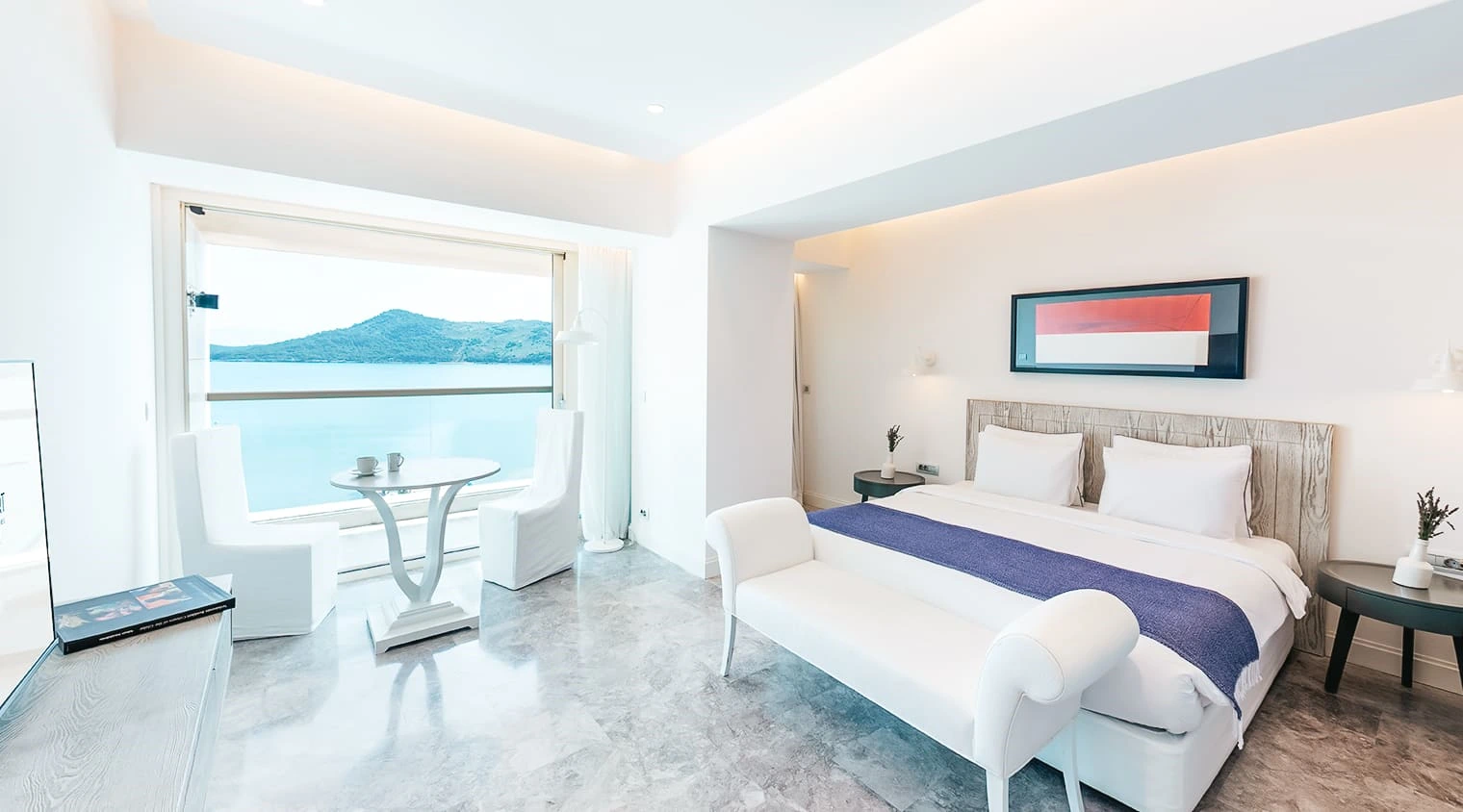 D Resort Ayvalık Deniz Manzaralı Suit yatak odası ve deniz manzarası